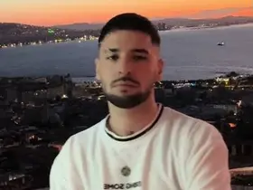 Kırmızı bültenle arananlara yönelik şarkı sözü yazdığı iddia edilen Erol Can Güncü sahnede gözaltına alındı
