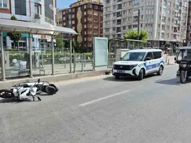 Kırmızı ışık ihlali yapan motosiklet yayaya çarptı: 2 yaralı
