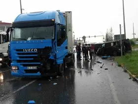 Kırmızı ışık ihlali yapan tır VİP tur araçlarına çarptı: 2’si turist 3 yaralı
