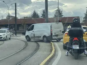 Kırmızı ışıkta beklemek yerine kolay yolu seçti
