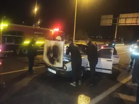 Kırmızı ışıkta bekleyen otomobilde yangın çıktı