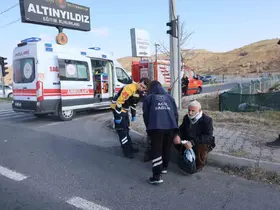 Kırmızı ışıkta bekleyen otomobile çarptı: 2 yaralı
