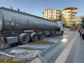 Kırmızı ışıkta bekleyen tırın tekerlekleri yandı; facia itfaiyenin hızlı müdahalesiyle önlendi
