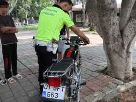 Kırmızı ışıkta geçen ehliyetsiz motosiklet sürücüsüne 85 bin TL para cezası
