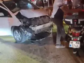 Kırmızı ışıkta geçen motosiklete otomobil çarptı: 1 ölü, 1 yaralı
