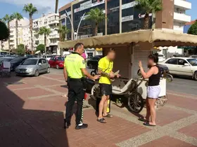 Kırmızı ışıkta motosikletle bekleyen turistler bir anda kaldırıma çıktı, büfeye çarpıp yere savruldu

