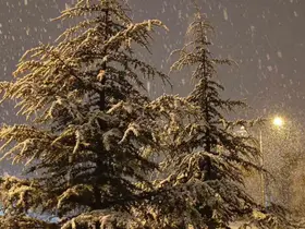 Kırşehir’de gece saatlerinde lapa lapa kar yağışı başladı
