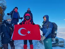 Kırşehirli dağcılar, Gönül Dağı’nda İstiklal Marşı okudu
