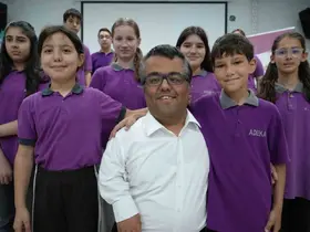 Kısa boyu nedeniyle zorbalık gördü, yaşadıklarını öğrencilerle paylaşıyor
