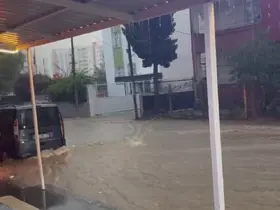 Kısa süreli yağmur yolları nehre çevirdi
