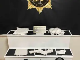 Kıyafete emdirilen uyuşturucu polislerin dikkati sayesinde yakalandı
