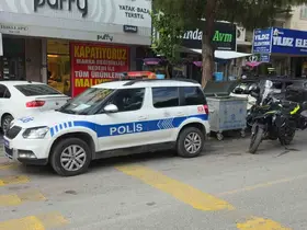 Kız arkadaşını kafasından vurdu
