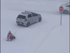 Kızağı araca bağlayıp çektiler, tehlikeli eğlence kameraya yansıdı
