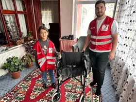 Kızılay’dan ihtiyaç sahibi vatandaşa tekerlekli sandalye desteği
