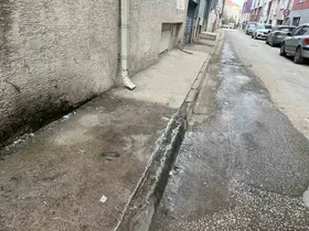 Klima suyu kaldırımı buz pistine çevirdi
