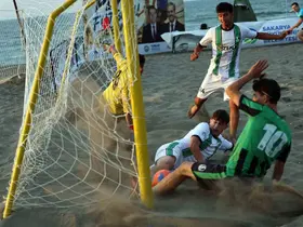 Kocaali sahilinde plaj futbolu heyecanı
