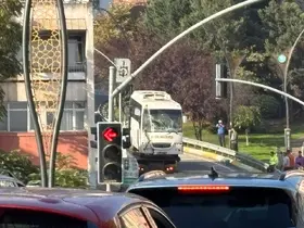 Kocaeli'de freni boşalan otobüs duvara çarptı: 3'ü polis 7 yaralı