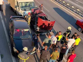 Kocaeli’de 3 araçlı zincirleme kaza: Sürücüler yara almadan kurtuldu
