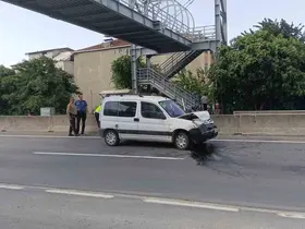Kocaeli’de hafif ticari araç otomobile çarptı: 2 yaralı
