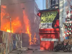 Kocaeli’de konteynerdeki yangın iki işletmeye sıçradı: Mahalleli sokağa döküldü
