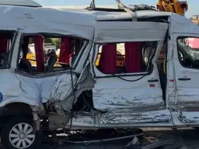 Kocaeli’de tır ile çarpışan servis aracındaki 8 yaralıdan 1’i hayatını kaybetti

