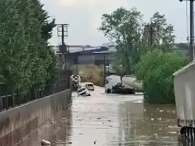 Kocaeli’yi sağanak vurdu: Araçlar mahsur kaldı