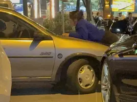 Kocasıyla tartışan kadın otomobilin kaputuna yattı
