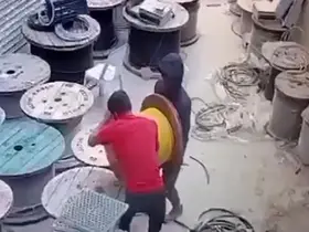 Konteynerlerden kablo vurgunu yaparken kameralara yakalanan suç makineleri tutuklandı
