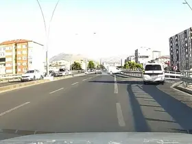 Kontrolden çıkan araç bariyerlere çarptı: Kaza anı kamerada
