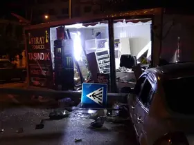 Kontrolden çıkan araç konteyner iş yerine girdi: 1 yaralı

