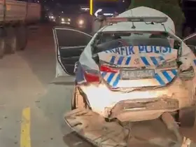 Kontrolden çıkan çekici, biri polis otosu olmak üzere 3 araca çarpıp akaryakıt istasyonuna daldı: 1 ölü
