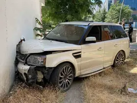 Kontrolden çıkan cip, kaldırımda yürüyen vatandaşa çarptı: 1’i ağır 2 yaralı
