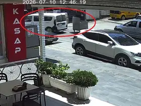 Kontrolden çıkan çöp konteyneri caddeye dalıp araca çarptı: O anlar kamerada
