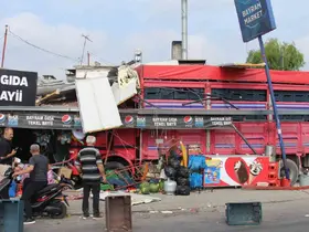 Kontrolden çıkan kamyon bakkala daldı: 1 yaralı
