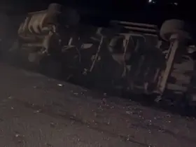 Kontrolden çıkan kamyon elektrik direğine çarparak devrildi, mahalle karanlığa büründü
