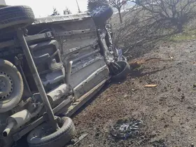 Kontrolden çıkan kamyonet devrildi