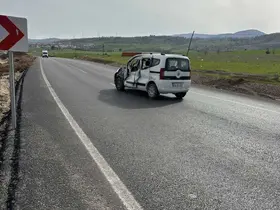 Kontrolden çıkan kamyonet karşı şeride geçerek ticari araçla çarpıştı: 1 yaralı
