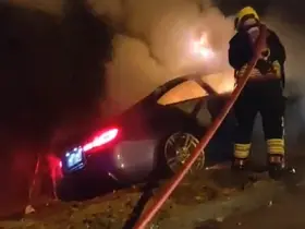 Kontrolden çıkan lüks araç ağaçlara çarparak alev alev yandı
