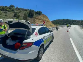 Kontrolden çıkan motosiklet bariyerlere çarptı: 1 yaralı
