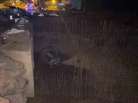 Kontrolden çıkan otomobil, 5 metre yükseklikten alt geçit inşaatının temeline uçtu: 2 yaralı

