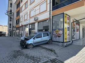 Kontrolden çıkan otomobil araçlara ve iş yerine zarar verdi
