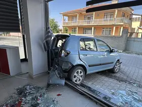 Kontrolden çıkan otomobil araçlara ve iş yerine zarar verdi