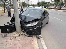 Kontrolden çıkan otomobil aydınlatma direğine çarptı
