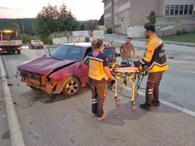 Kontrolden çıkan otomobil aydınlatma direğine çarptı, sürücü yaralandı
