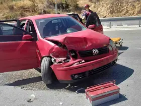 Kontrolden çıkan otomobil bariyerlere çarparken, 1 kişi yaralandı
