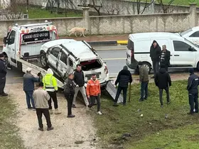 Kontrolden çıkan otomobil, belediye aracına çarparak takla attı
