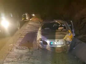 Kontrolden çıkan otomobil beton zemine çarptı: 2 kişi yaralandı
