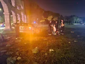 Kontrolden çıkan otomobil dekoratif surlara çarptı: 4 yaralı
