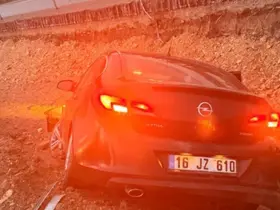 Kontrolden çıkan otomobil inşaata uçtu: 2 yaralı
