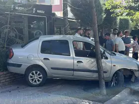 Kontrolden çıkan otomobil iş yerine daldı
